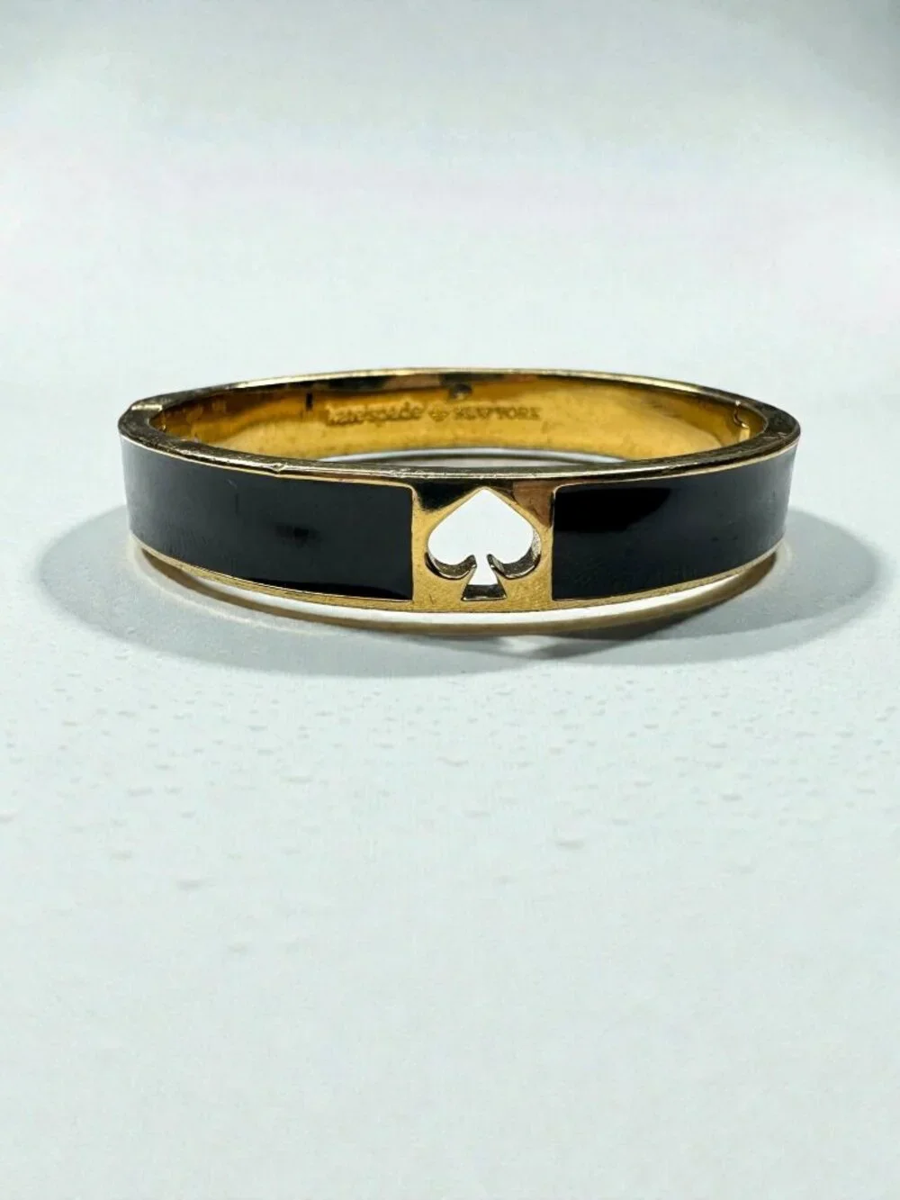 Kate Spade New York Black Enamel Spade Logo Gold Tone Hinged Bangle Bracelet - Picture 1 of 9